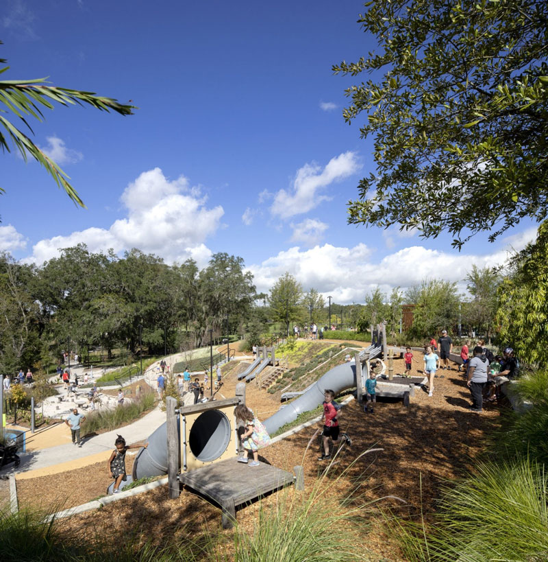 На природной игровой площадке в парке Bonnet Spring сооружения построены на трех уровнях